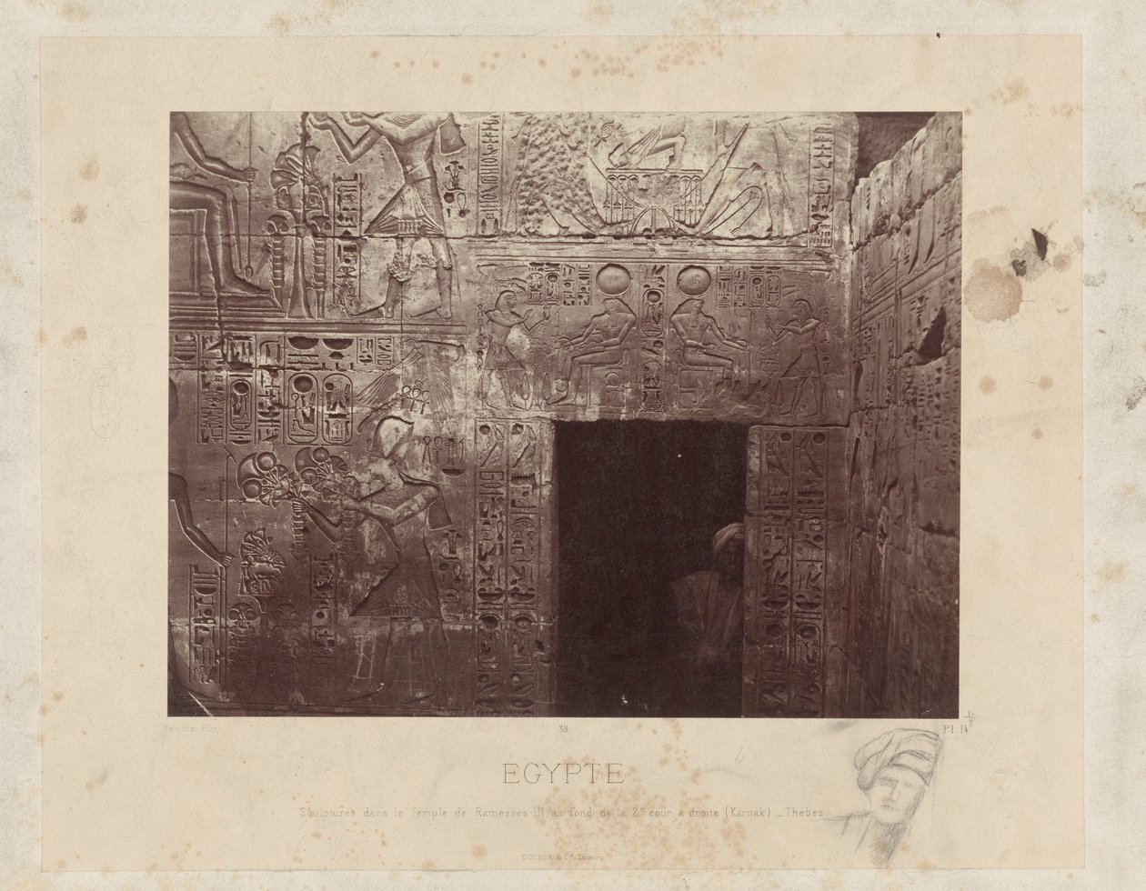 Mies avautumassa Ramses III:n temppelissä Egyptissä Veistokset Ramses III:n temppelissä, 2. sisäpihan takana, oikealla (Karnak) - Thebes (otsikko esineessä) Egypti (sarjan nimi esineellä) tekijältä Félix Bonfils