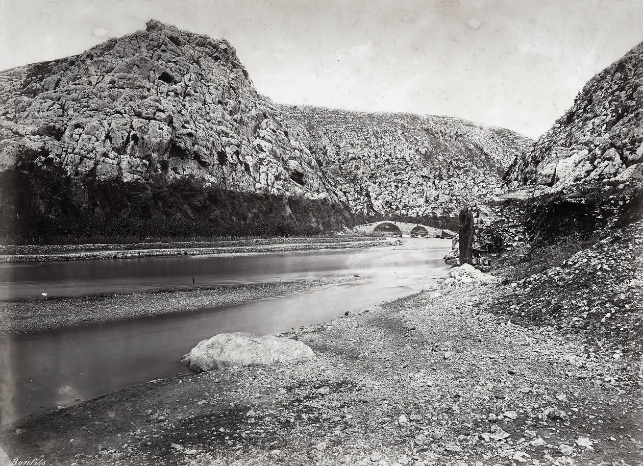 "Nahr el-Kalb" (koiran joki) Libanonin vuorten keskellä, lähellä Beirutia, Palestiinassa tekijältä Félix Bonfils