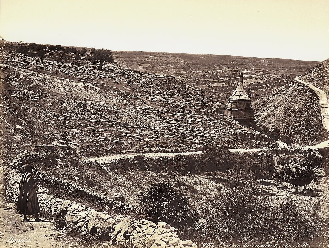 Panoraamanäkymä Cedronin tai Josafatin laaksoon, jossa on Absalomin hauta, Jerusalemin laitamilla. Masa katselee näkymää kadulta tekijältä Félix Bonfils