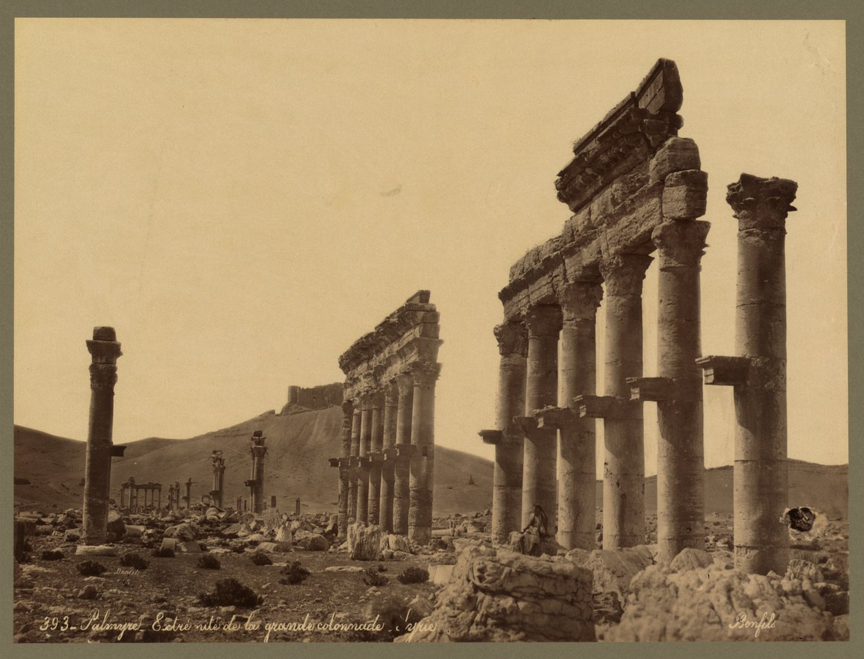 Osa suurta pylväikköä, Qalaat Ibn Maanin linna kaukana, Palmyra, n. 1875 (albumiprintti) tekijältä Félix Bonfils