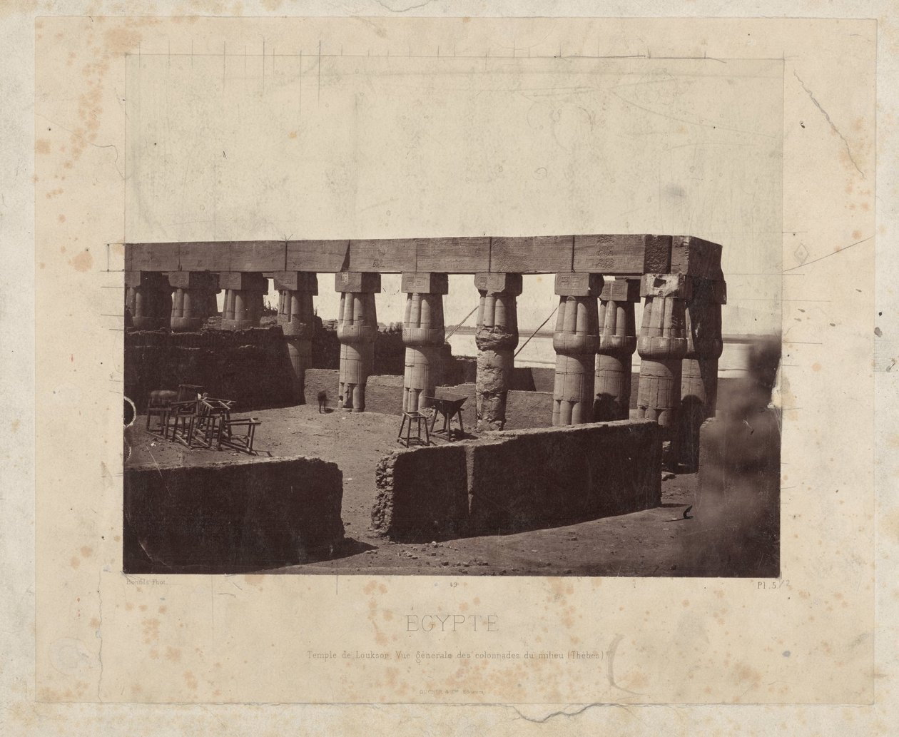 Restanten van de Luxortempel Luxorin temppeli, yleiskuva keskimmäisistä pylväikköistä (Thebes) (otsikko esineessä) Egypti (sarjan nimi esineellä) tekijältä Félix Bonfils