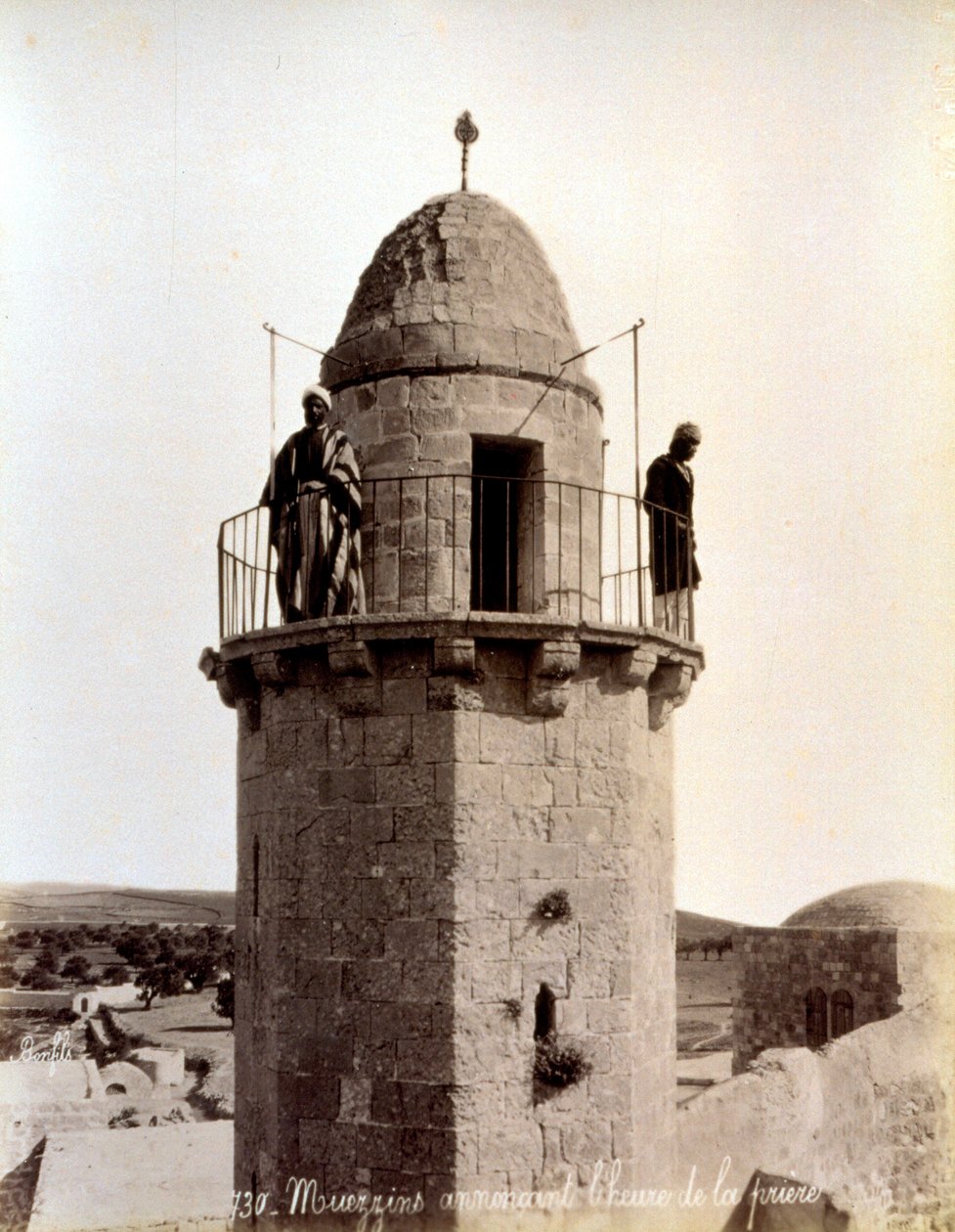 Kaksi muezzinia kutsuvat uskollisia rukoukseen minareetin huipulta tekijältä Félix Bonfils