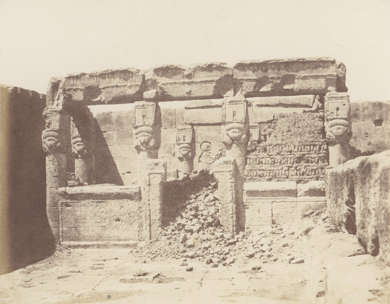 Dendera Tentyris, Athorin temppeli - pyhäkkö lounaaseen kulmaan..., 1851-52, painettu 1853-54. tekijältä Félix Teynard