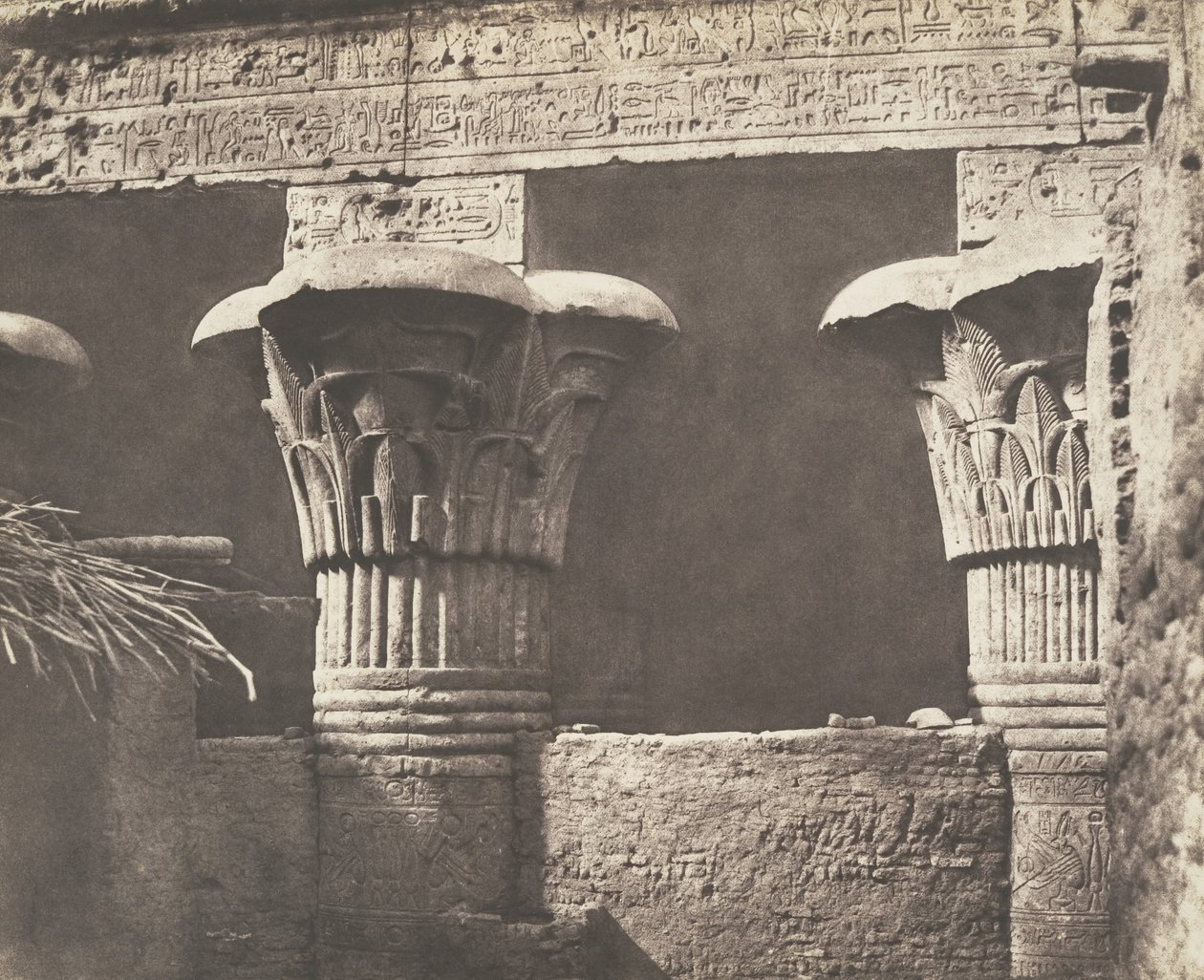 Esneh Latopolis, Sandy Construction - Architrave, Shafts and Capitals, 1851-52. tekijältä Félix Teynard