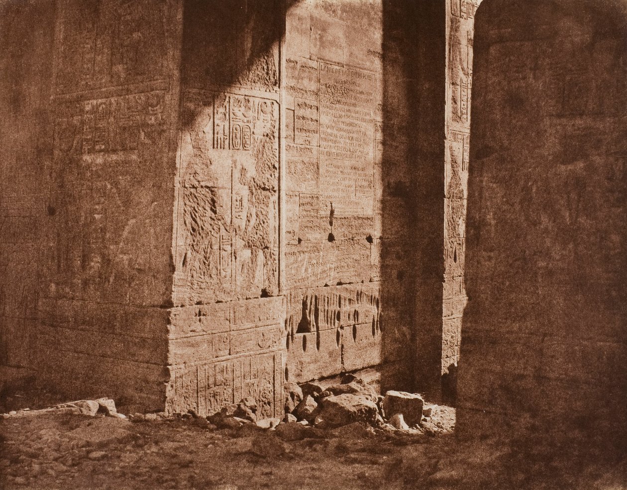 Ensimmäinen pylväs - ranskalainen kaiverrettu kaiverrettu itäpuoliseen kaiverrukseen kohtaan H, Filan saari (Philae) tekijältä Félix Teynard