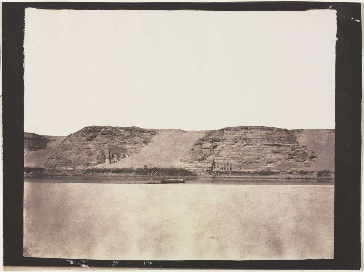 Yleisnäkymä kallioon kaiverretuista monumenteista Valokuvaajan Dahabiehin kanssa. Abu Simbel tekijältä Félix Teynard