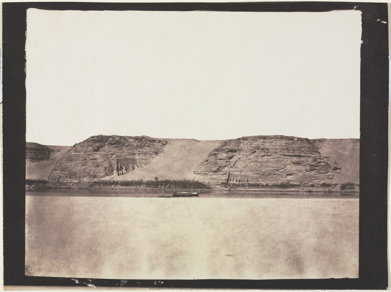 Yleisnäkymä kallioon kaiverretuista monumenteista Valokuvaajien Dahabiehin kanssa. Abu Simbel, 1851-1852. tekijältä Félix Teynard