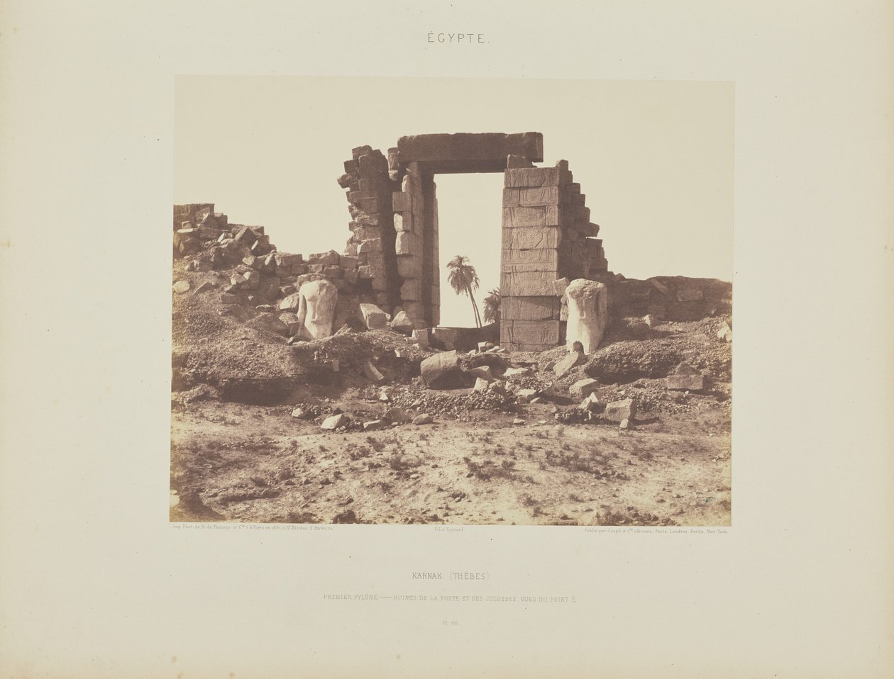 Karnak (Theba). Ensimmäinen pylväs - Portin ja kolossin rauniot, pisteestä E nähtynä. tekijältä Félix Teynard