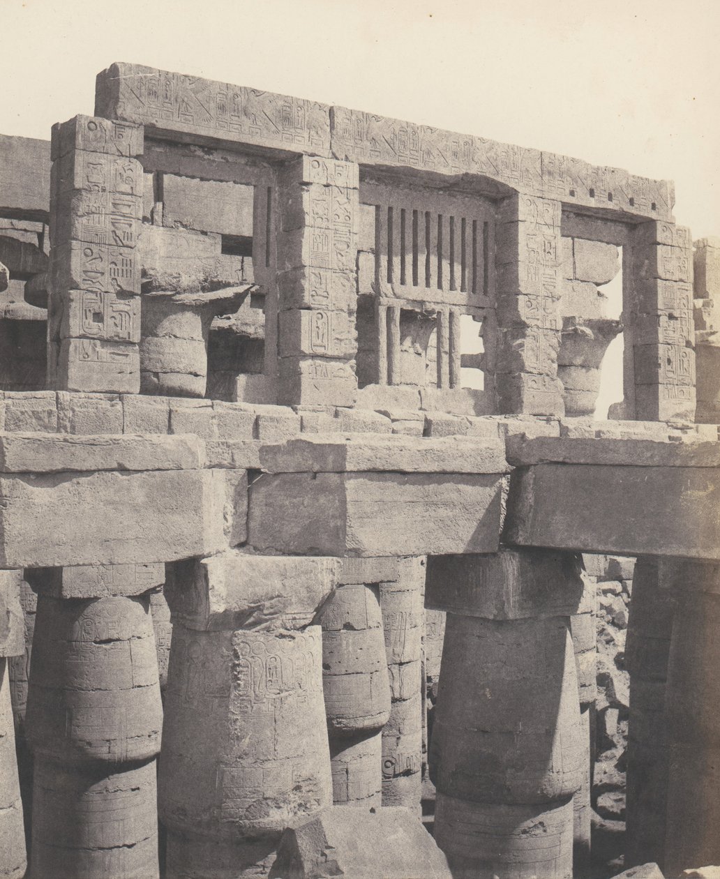 Karnak Thebes, Palatsi - Hypostyle Hall - Ikkuna ja pääkaupungit ..., 1851-52, painettu 1853-54. tekijältä Félix Teynard