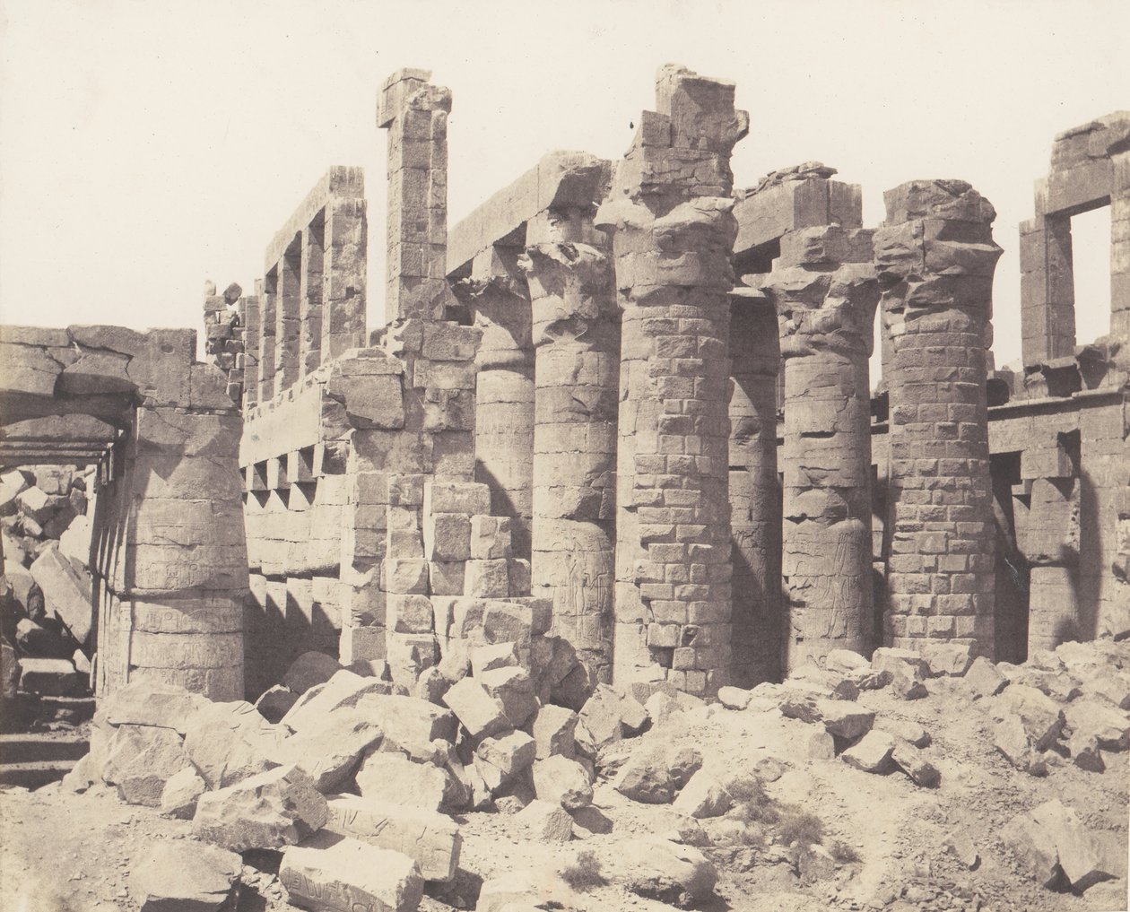 Karnak Thebes, Palatsi - Hypostyle Hall - Yleisnäkymä otettu pisteestä Q, 1851-52, painettu 1853-54. tekijältä Félix Teynard