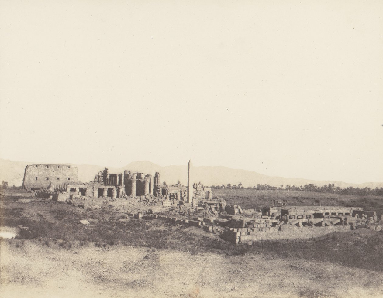 Karnak Thebes, Yleinen näkymä raunioista otettu kaakosta, T, 1851-52, painettu 1853-54. tekijältä Félix Teynard
