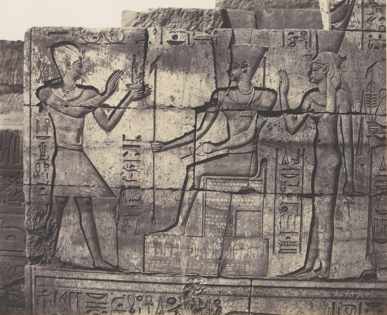 Karnak Thebes, Rakennus raunioissa - Veistoksia sisämuurista..., 1851-52, painettu 1853-54. tekijältä Félix Teynard