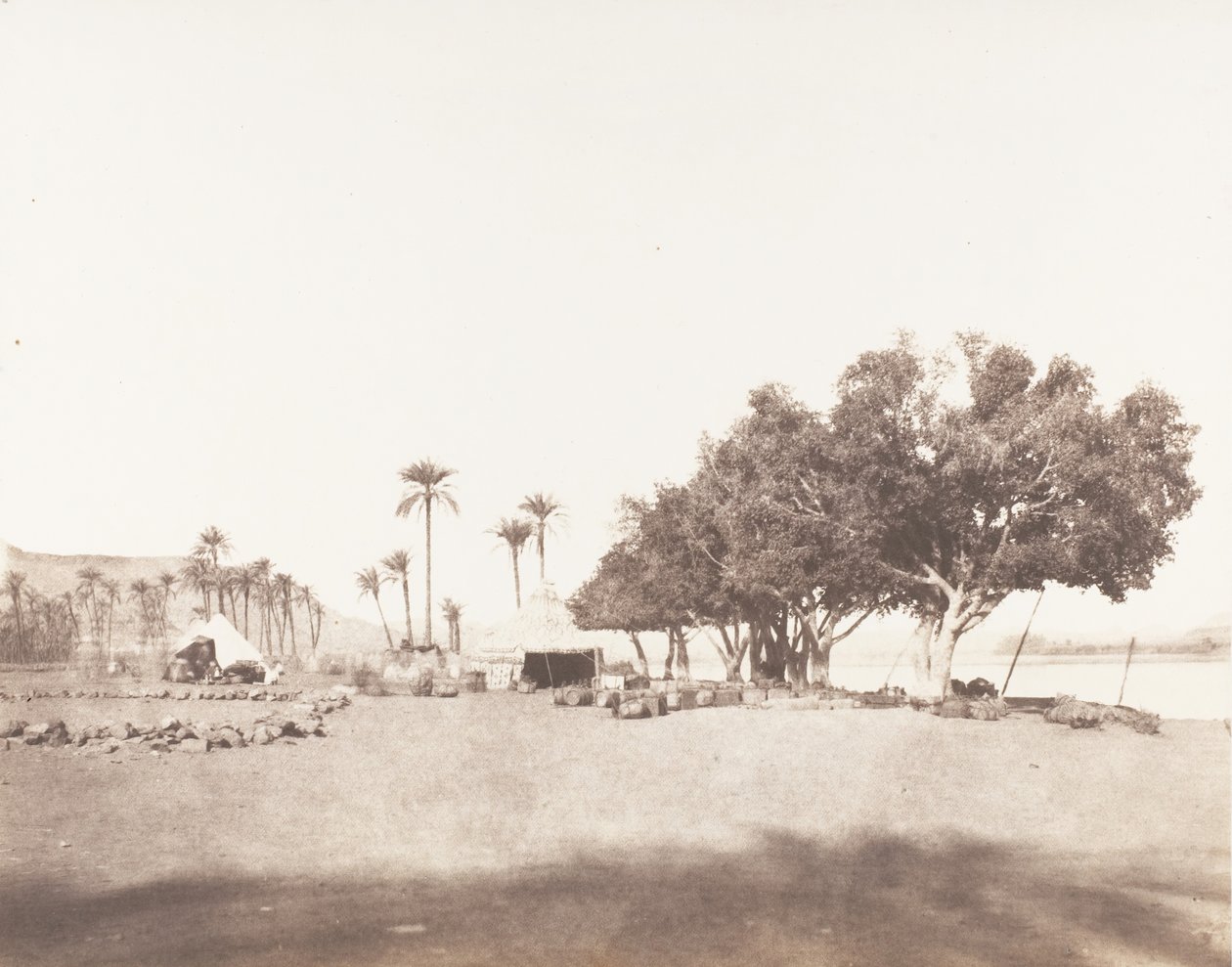 Korósko, Sycomores and Camping of a Caravan for the Sennâr, 1851-52, painettu 1853-54. tekijältä Félix Teynard
