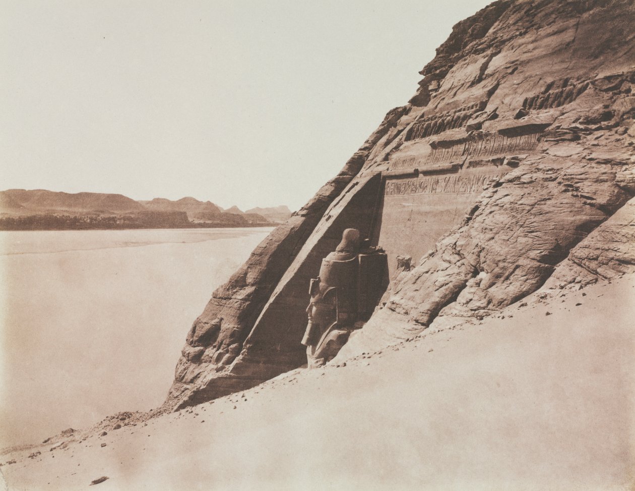 Large Speos - Näkymä hiekkarinteeltä (Ramses II:n temppeli), Abu Simbel tekijältä Félix Teynard