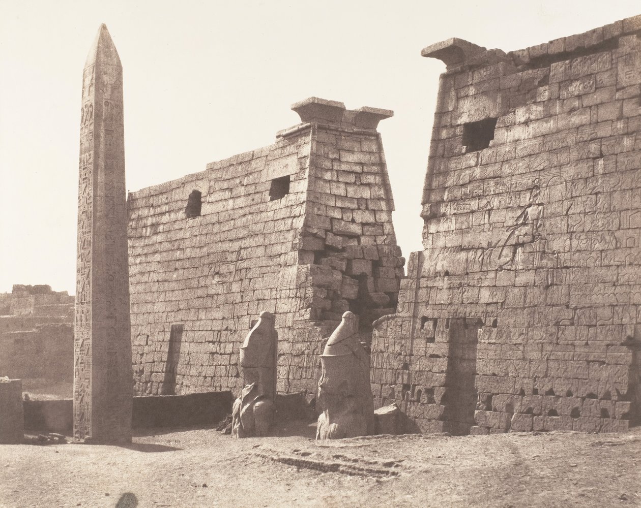 Louksor Thebes, Anterior Construction - Pylon, Colossi ja Obelisk, 1851-52, painettu 1853-54. tekijältä Félix Teynard