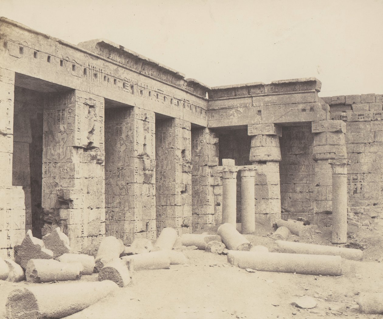 Medinet-Abu Thebes. Later Constructions - Second Court, 1851-52, painettu 1853-54. tekijältä Félix Teynard