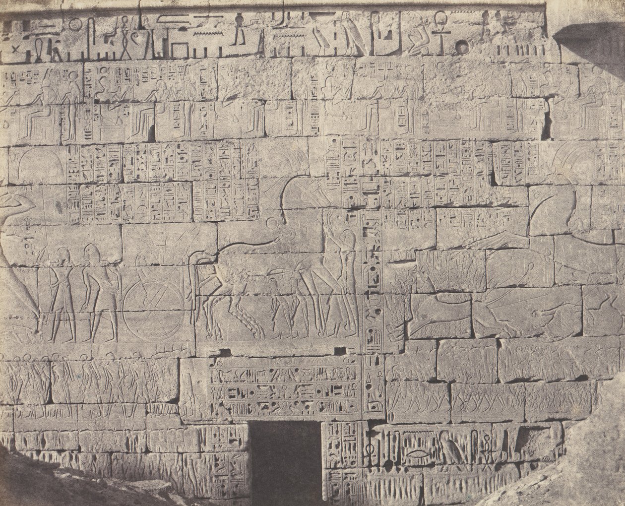 Medinet-Abou Thebes, Rakenteet Posteriores - Fragment de Sculpt..., 1851-52, painettu 1853-54. tekijältä Félix Teynard