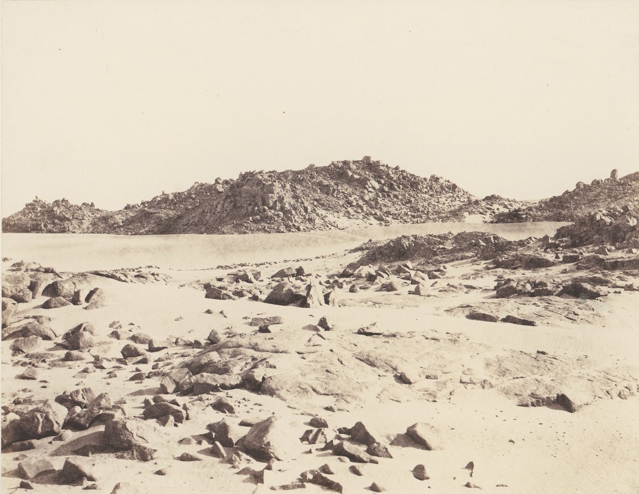 Ensimmäinen kaihi, hiekan peittämät graniittivuoret, 1851-52, painettu 1853-54. tekijältä Félix Teynard
