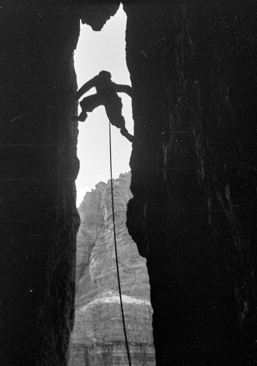 Dolomiitit: kiipeilijä Cima Grande di Lavaredon Dülferissä tekijältä Fosco Maraini