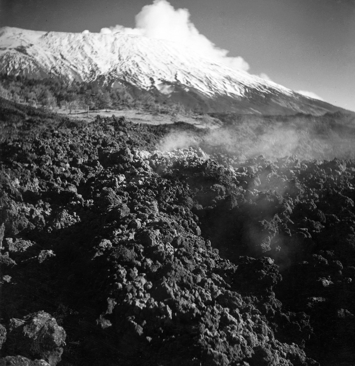 Etna-vuoren purkaus tekijältä Fosco Maraini