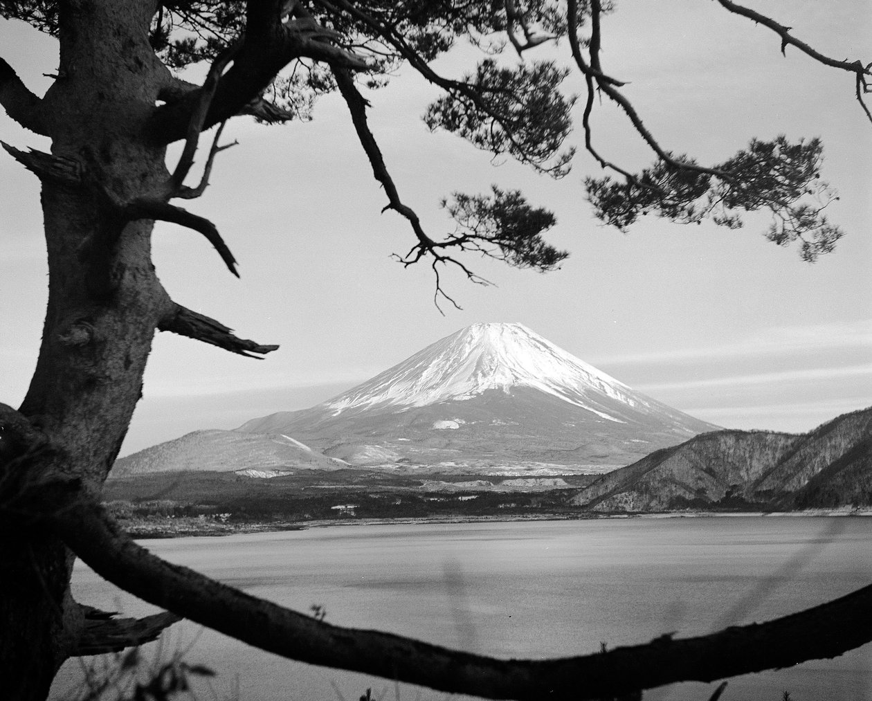 Fuji-vuori, Motosu-järveltä käsin tekijältä Fosco Maraini