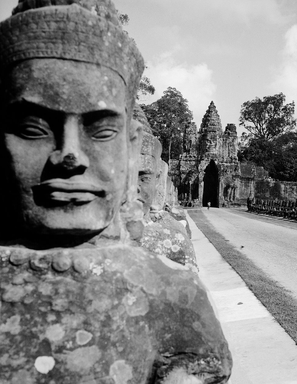 Patsas kadulla pääsy Angkor Thorn Cambogia tekijältä Fosco Maraini