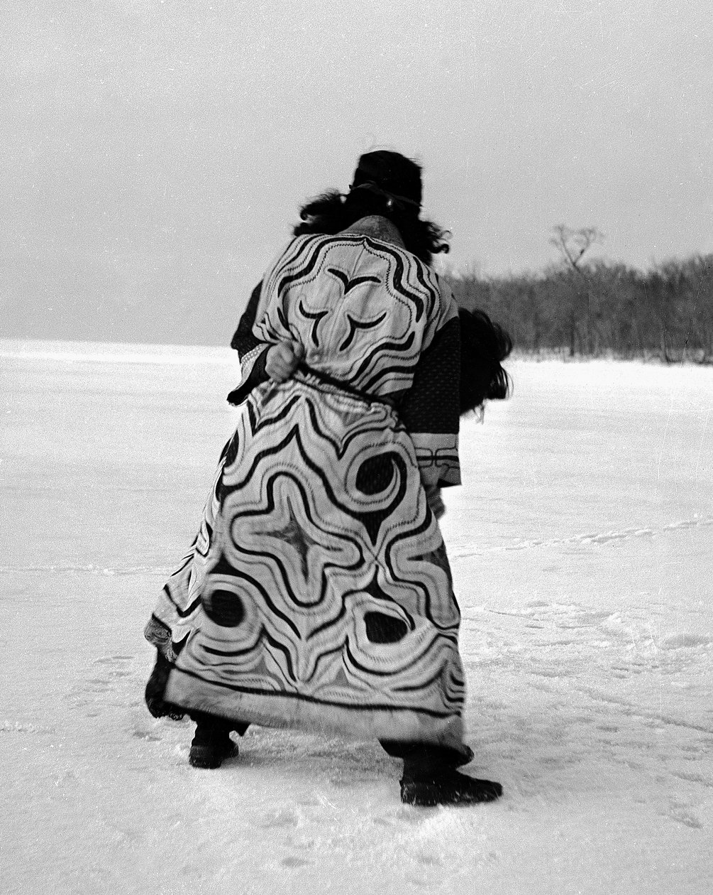 Kotanin kylä; karhun riitti (Iyomante); kolmannen päivän leikit, tyttöjen taistelu. tekijältä Fosco Maraini
