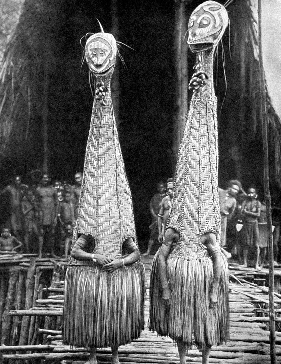 Peikkonaamarit ja visiirit, joita käytetään kauneuden apuna, Papua, Uusi-Guinea, 1936. tekijältä Fox Photos