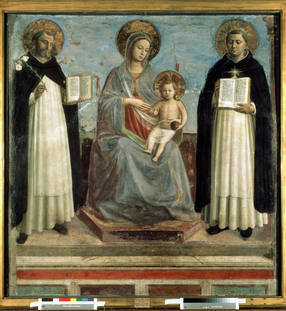 ""Madonna ja lapsi, jota ympäröivät pyhä Dominic de Guzman (1170-1221), dominikaanisen ritarikunnan perustaja ja Pyhä Tuomas Akvinolainen (1225-1274) kirkon tohtori"" (Neitsyt ja lapsi pyhien Dominicuksen ja Tuomas Akvinolaisen kanssa) Penikkatauti misteli tekijältä Fra (c.1387 1455) Angelico