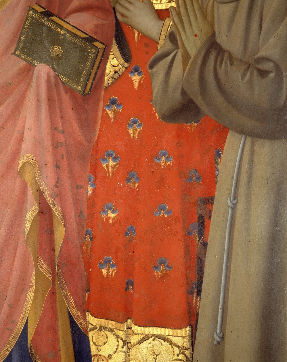 Yksityiskohta Annalenan alttaritaulusta. Pyhän Johannes Evankelistan, Saint Laurentin ja Saint Francoisin tunika ja vaatteet (tempera puulla) tekijältä Fra  Angelico