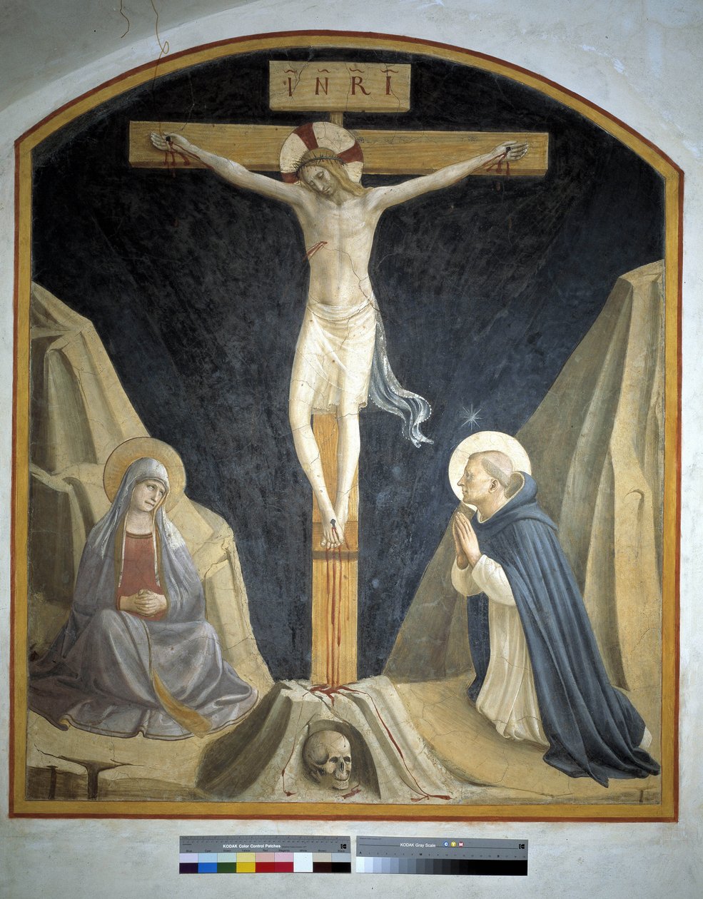 Ristiinnaulitseminen neitsyt Marian ja pyhän Dominicuksen kanssa. Kirjoitus "INRI" ristillä 1442 tekijältä Fra Angelico