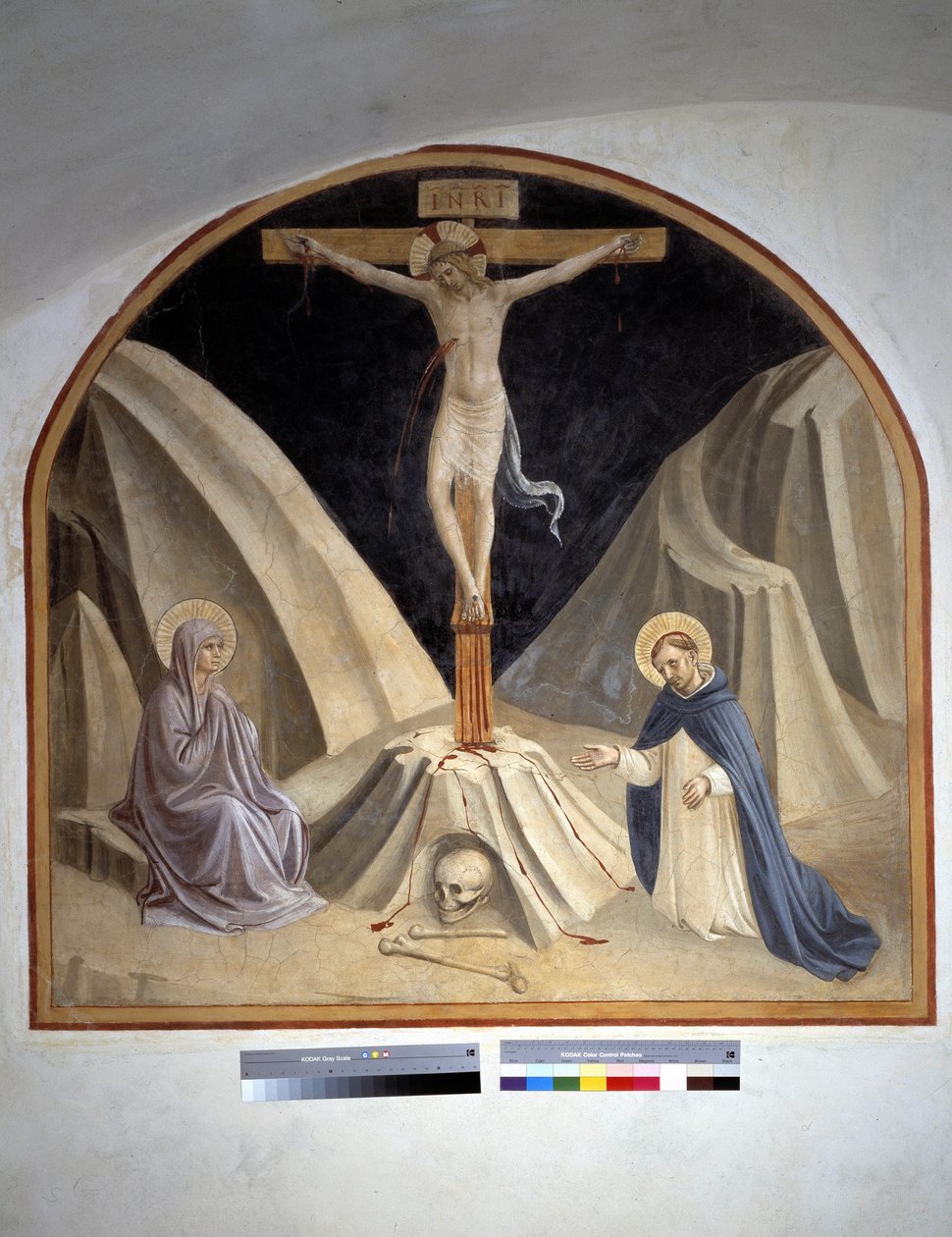 Ristiinnaulitseminen Neitsyt Marian ja Pyhän Dominikin kanssa. Kirjoitus "INRI" ristillä 1442 tekijältä Fra Angelico