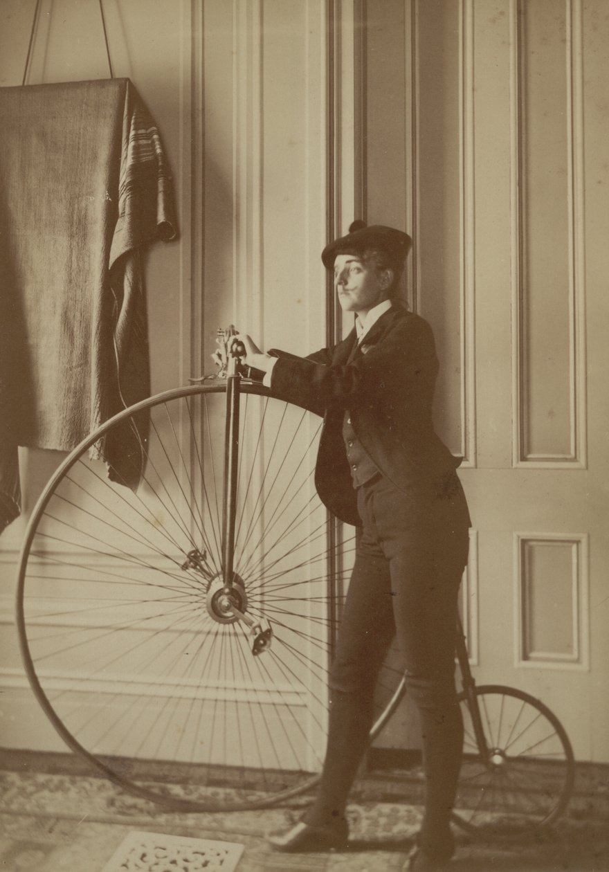 Dentro de casa com uma bicicleta Penny Farthing, c.1890 (foto sépia)finlandês tekijältä Frances Benjamin Johnston