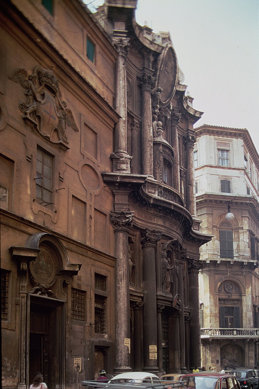 San Carlo alle Quattro Fontanen kirkon ja luostarin julkisivut, Rooma, 1637-41. tekijältä Francesco Borromini