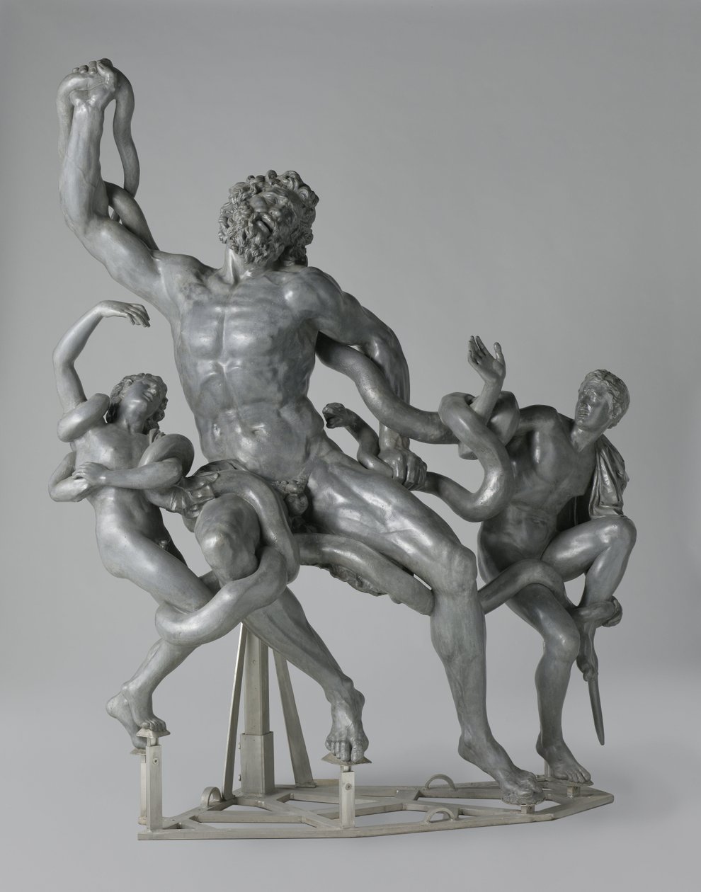 De Trojaanse pappi Laocoön en zijn zoons vechten, tevergeefs, tegen de wurgende kracht van twee zeeslangen tekijältä Francesco Righetti