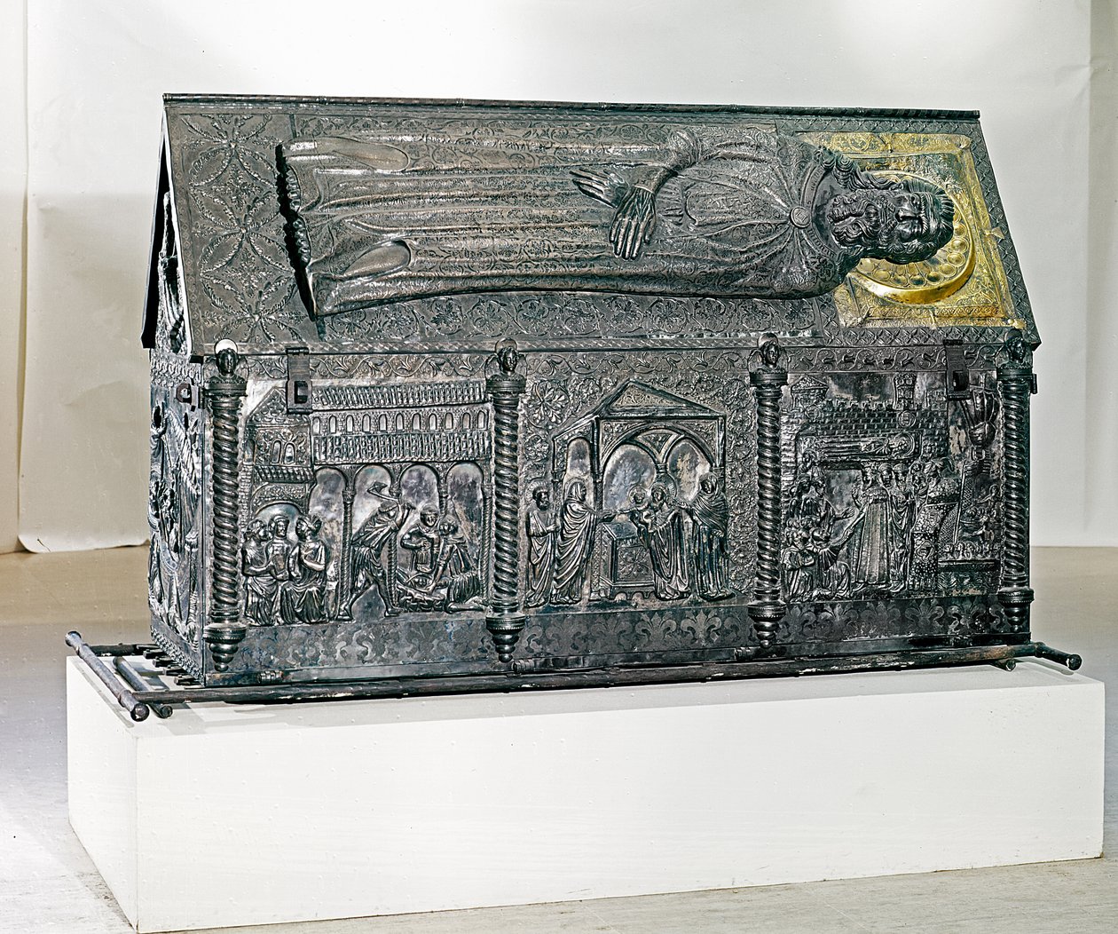 Arkku, joka sisältää Pyhän Simeonin jäänteet, Anjoun kuninkaan Ludwig I:n vaimon Elisabetin tilaama, 1377-80 (kullattua hopeaa) tekijältä Francesco da Milano