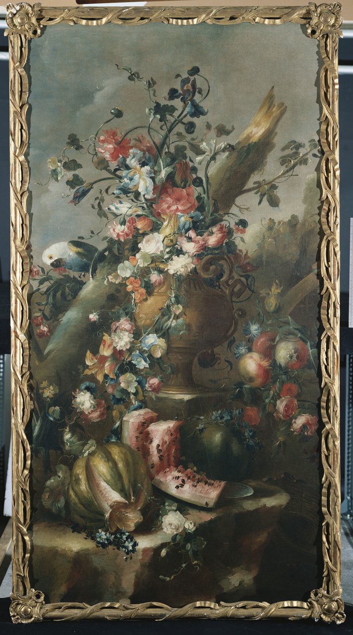 Kukkia veistoksessa uurnassa, meloneja ja papukaijaa tekijältä Francesco Guardi