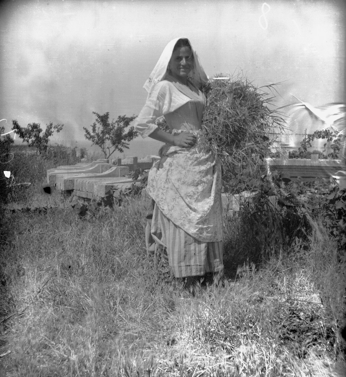 Talonpojan muotokuva, Abruzzo, Italia, noin 1900 (s/w valokuva). tekijältä Francesco Paolo Michetti