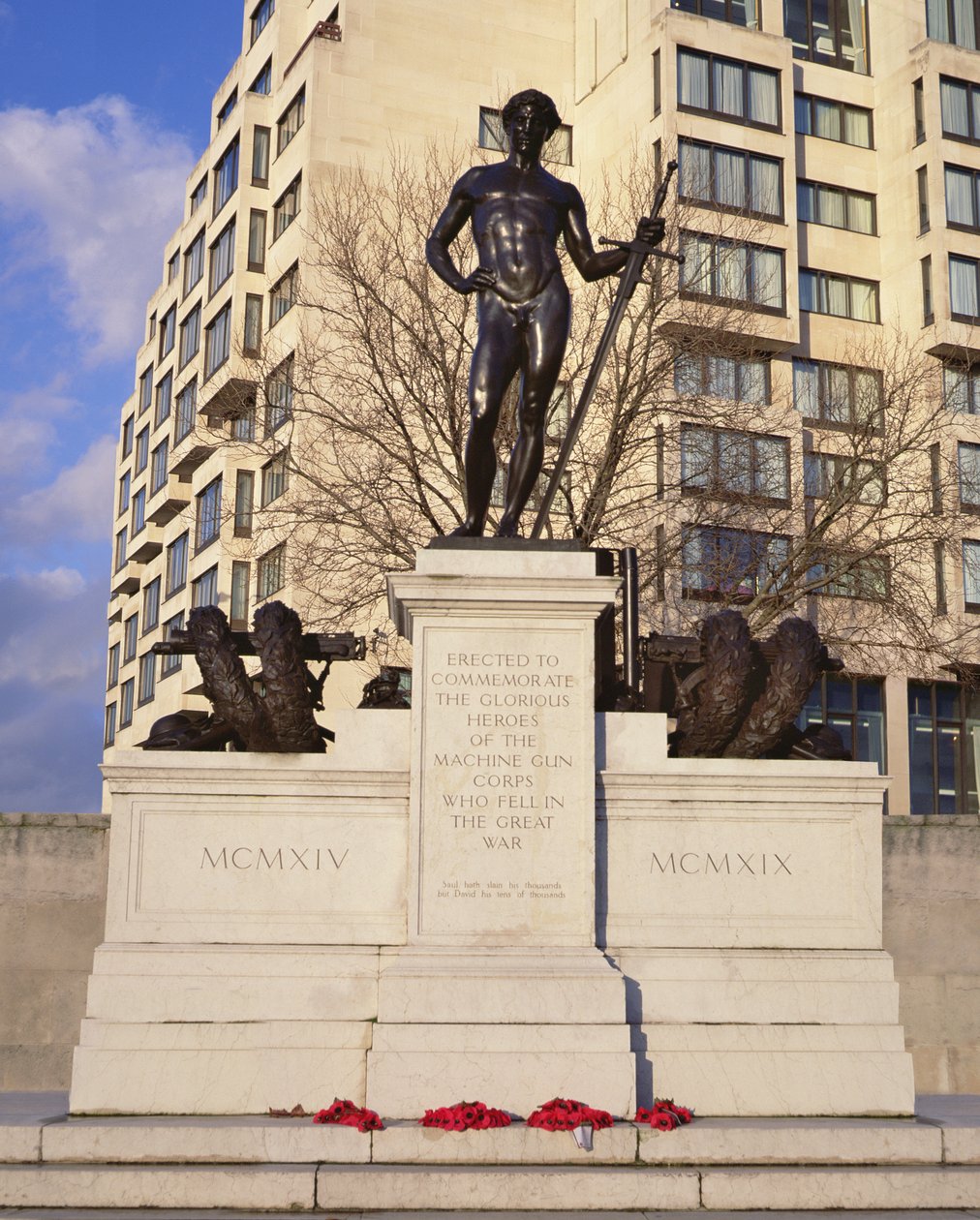 Machine Gun Corps Memorial, 1925 (pronssi) tekijältä Francis Derwent Wood