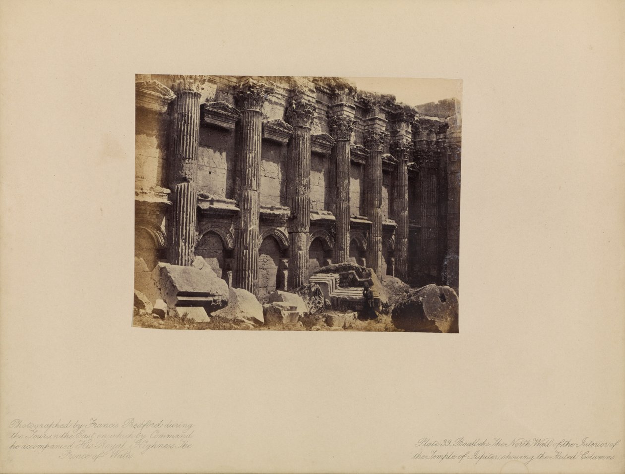 Baalbek - Jupiterin temppelin sisätilojen pohjoisseinä, jossa näkyy uurrettuja pylväitä. tekijältä Francis Bedford