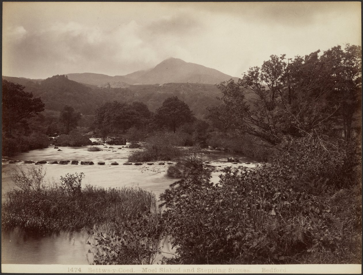 Bettws-y-Coed. Moel Siabod ja askelkivet tekijältä Francis Bedford