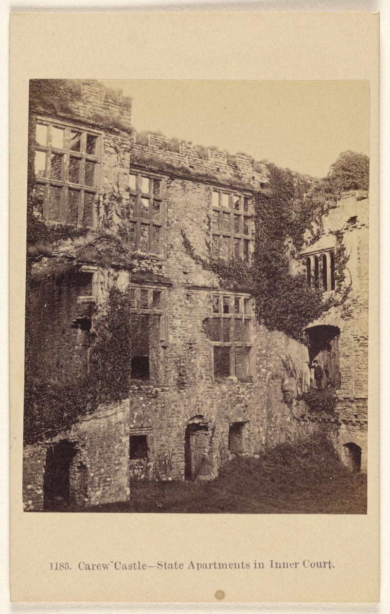 Carew Castle - valtiohuoneistot sisäpihalla tekijältä Francis Bedford