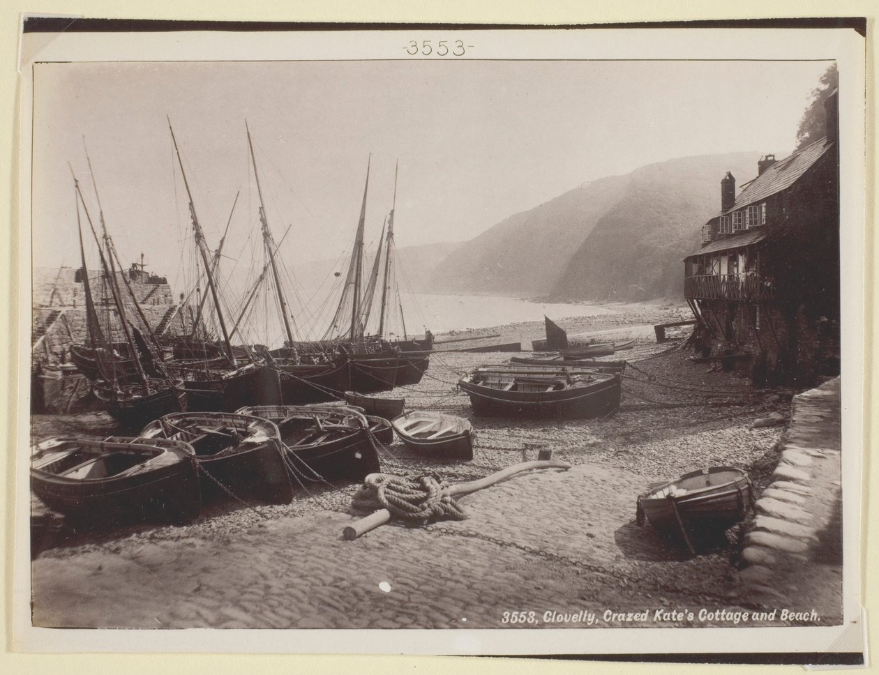 Clovelly, Hullun Katen mökki ja ranta tekijältä Francis Bedford