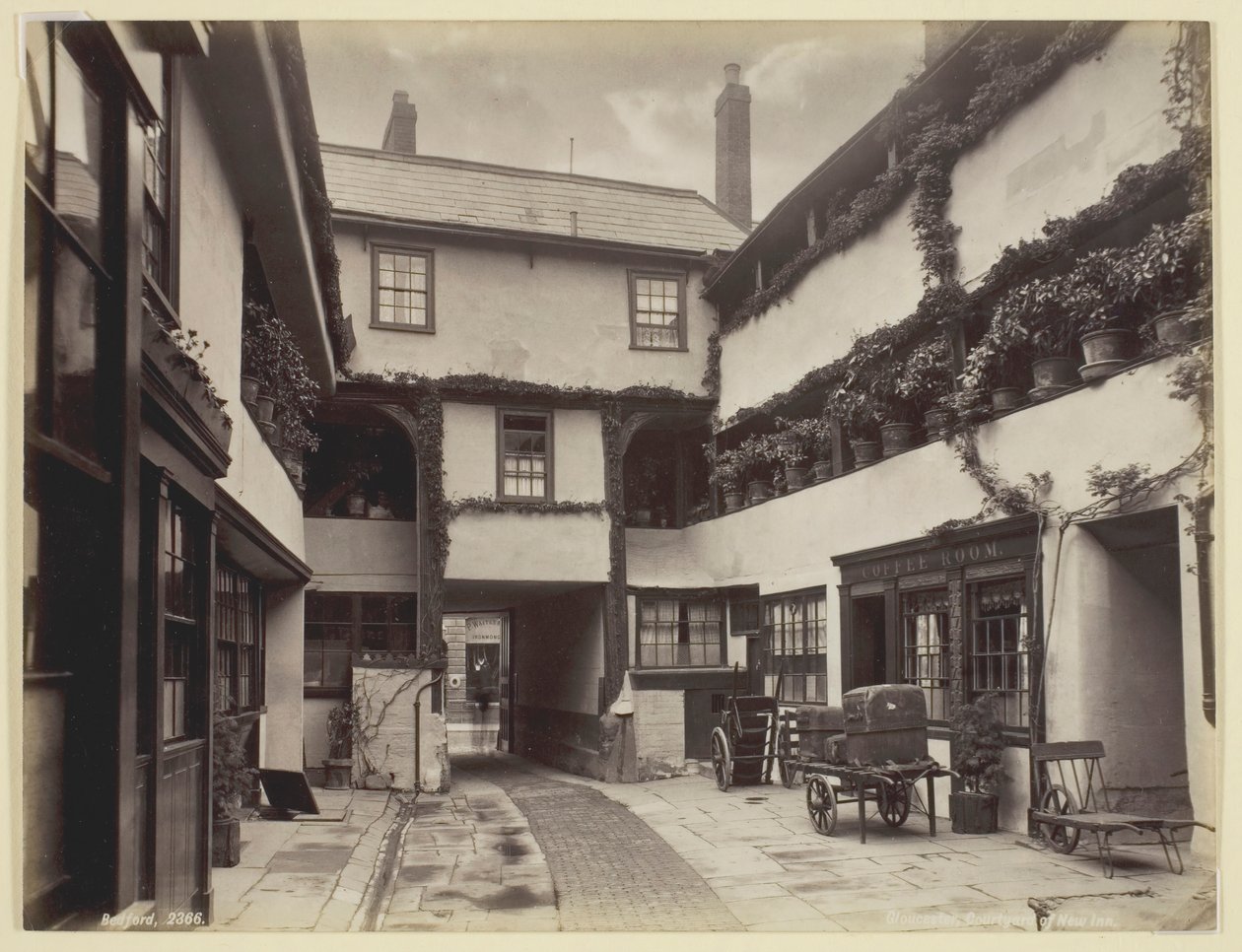 Gloucester, Courtyard of New Inn, 186094. tekijältä Francis Bedford