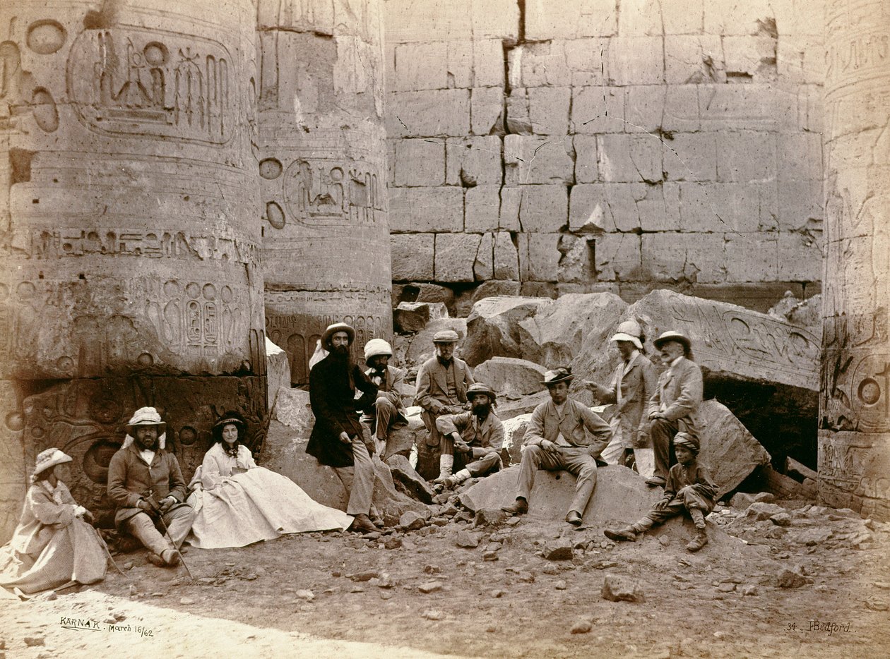 Ryhmäkuva Hall of Columnsissa, Karnakissa, Egyptissä, 1862 tekijältä Francis Bedford