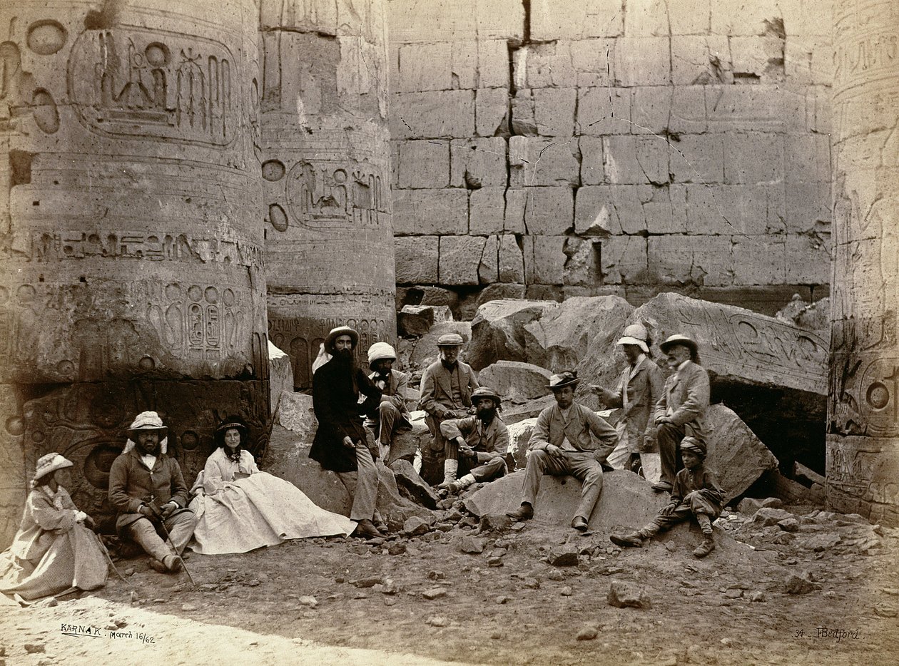 Ryhmäkuva pylväiden salissa, Karnak, Thebe, 1862. tekijältä Francis Bedford