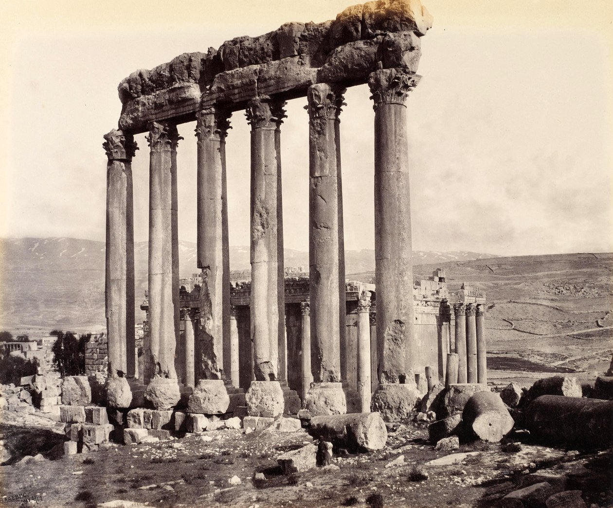 Auringon temppelin ja Jupiterin temppelin rauniot, Baalbek tekijältä Francis Bedford