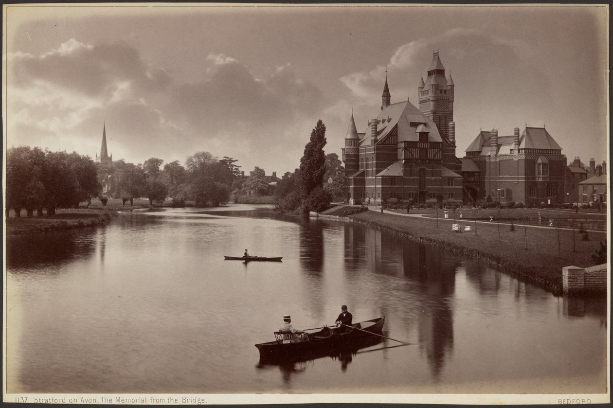 Stratford-upon-Avon. Muistomerkki sillalta nähtynä tekijältä Francis Bedford