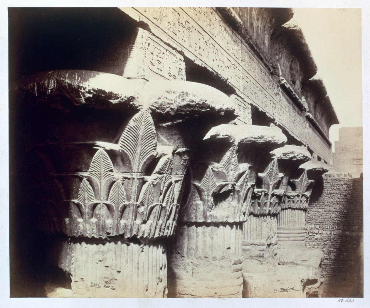 Porticon pääkaupungit, Khnumin temppeli, Esna, Egypti, 1862 tekijältä Francis Bedford