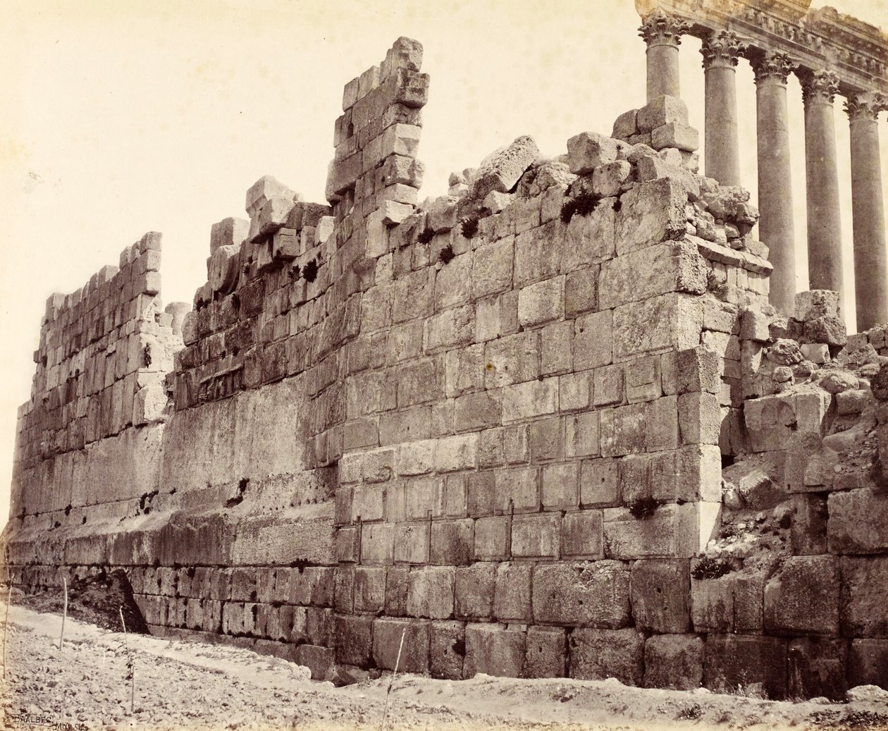 Auringon temppelin ulkoseinän länsipää, Baalbek tekijältä Francis Bedford
